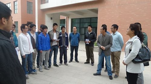 检查员工晨读及宿舍情况