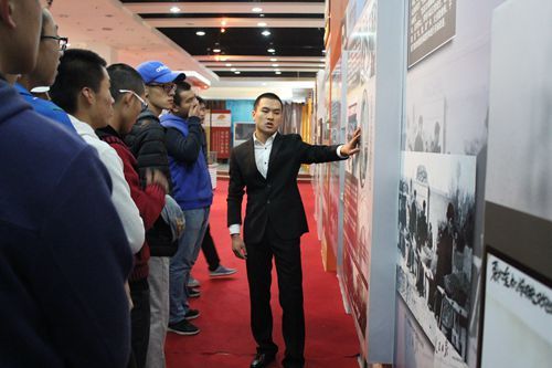 全体新生参观校本部